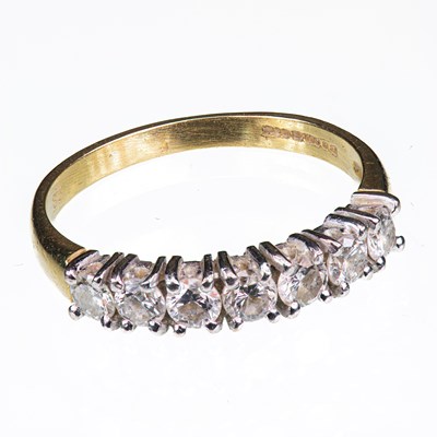 Lot 513 - AN 18 CARAT YELLOW GOLD AND DIAMOND SEVEN STONE RING