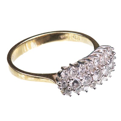 Lot 620 - AN 18 CARAT YELLOW GOLD AND DIAMOND RING