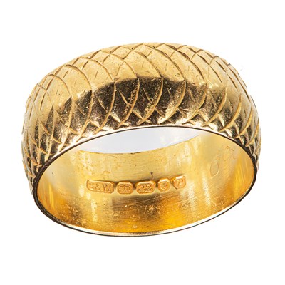 Lot 466 - A 22 CARAT GOLD TEXTURED BAND RING