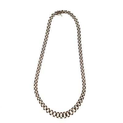 Lot 472 - AN ITALIAN 9KT YELLOW GOLD GRADUATED LINK NECKLACE