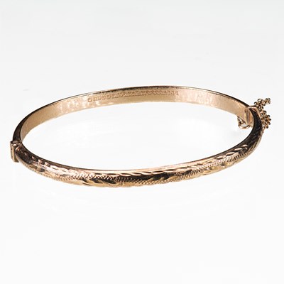 Lot 453 - A 9 CARAT YELLOW GOLD HINGED BANGLE