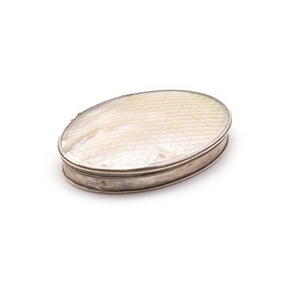 Lot 201 - AN EARLY 18TH CENTURY MOTHER-OF-PEARL SNUFF BOX