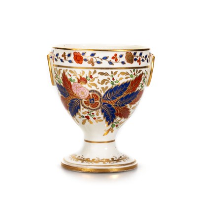 Lot 62 - A PINXTON VASE, CIRCA 1800