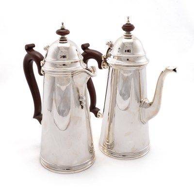 Lot 335 - A PAIR OF GEORGIAN STYLE SILVER CAFÉ-AU-LAIT POTS