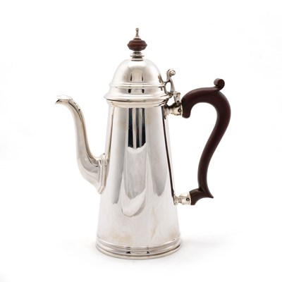Lot 335 - A PAIR OF GEORGIAN STYLE SILVER CAFÉ-AU-LAIT POTS