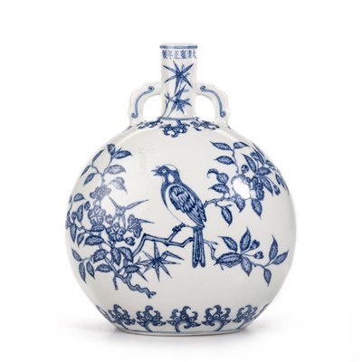 Lot 187 - A CHINESE BLUE AND WHITE MOON FLASK