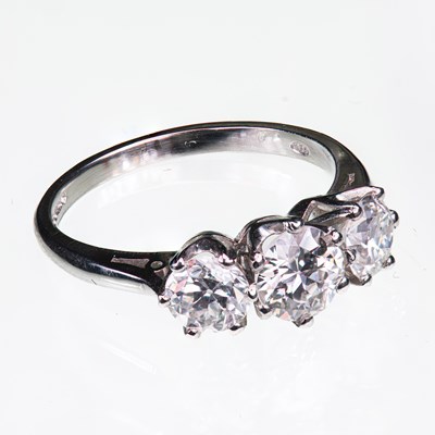 Lot 482 - A PLATINUM AND DIAMOND THREE STONE RING