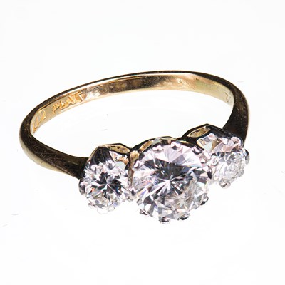 Lot 506 - AN 18 CARAT YELLOW GOLD AND DIAMOND THREE STONE RING