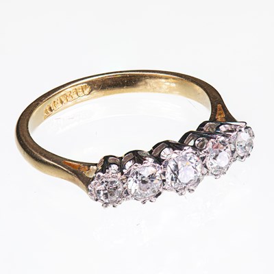 Lot 459 - AN 18 CARAT YELLOW GOLD AND DIAMOND FIVE STONE RING