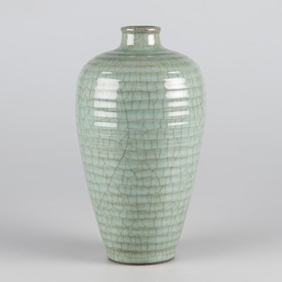 Lot 166 - A LARGE CHINESE SONG STYLE GUAN-TYPE GOLD THREAD RIBBED VASE
