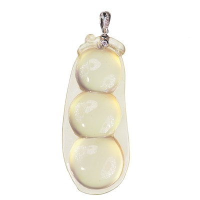 Lot 520 - A JADE AND DIAMOND BEAN POD PENDANT