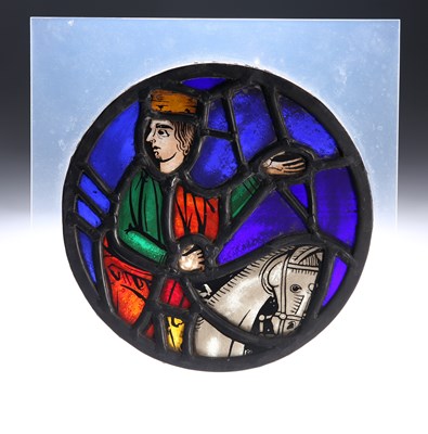 Lot 10 - A LEADED AND STAINED GLASS ROUNDEL, A KING ON HORSEBACK, 19TH CENTURY OR EARLIER