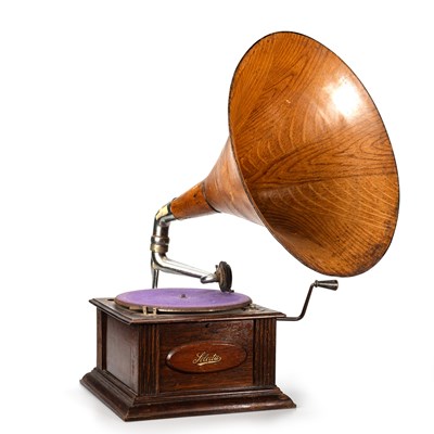 Lot 735 - A 1920S SELECTA OAK-CASED TABLE-TOP HORN GRAMOPHONE