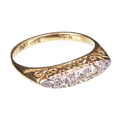 Lot 491 - AN 18 CARAT YELLOW GOLD AND DIAMOND RING