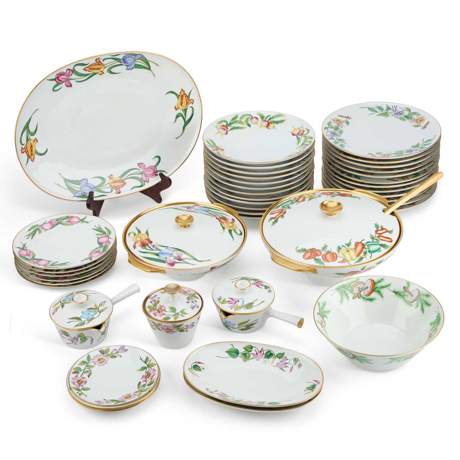 Lot AN EXTENSIVE HEINRICH DINNER SERVICE