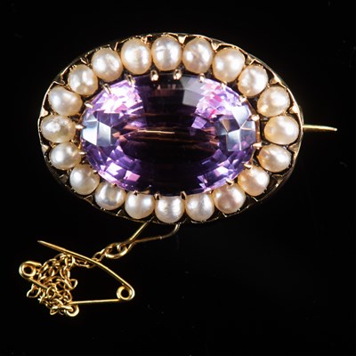 Lot 602 - A VICTORIAN STYLE YELLOW GOLD, AMETHYST AND SEED PEARL OVAL BROOCH