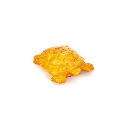 Lot 170 - A CHINESE AMBER CARVING OF A TURTLE