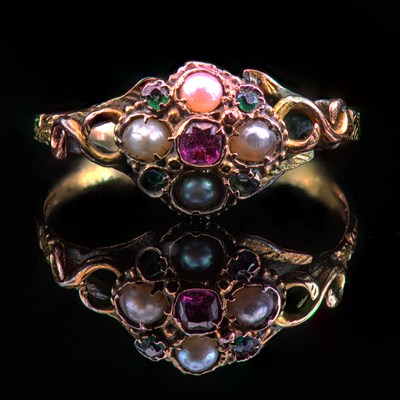 Lot 601 - AN EARLY 19TH CENTURY GOLD AND GEM-SET RING