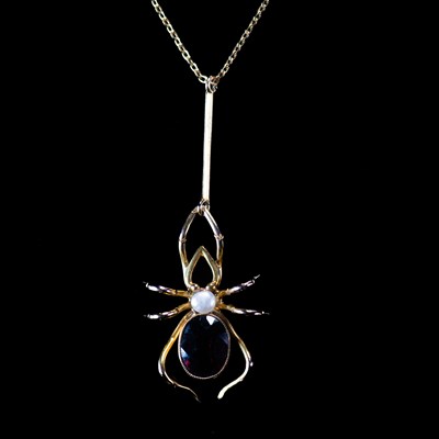 Lot 617 - AN EDWARDIAN YELLOW GOLD GARNET AND PEARL INSECT PENDANT NECKLACE