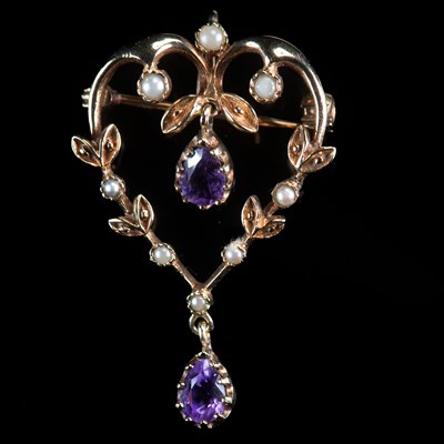 Lot 626 - AN EDWARDIAN STYLE 9 CARAT YELLOW GOLD AMETHYST AND SEED PEARL HEART SHAPED BROOCH/ PENDANT