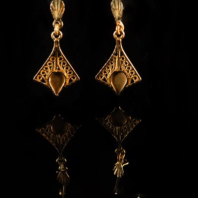 Lot 598 - A PAIR OF HIGH CARAT YELLOW GOLD DROP EARRINGS