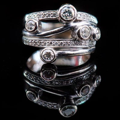 Lot 609 - AN 18CT WHITE GOLD AND DIAMOND DRESS RING