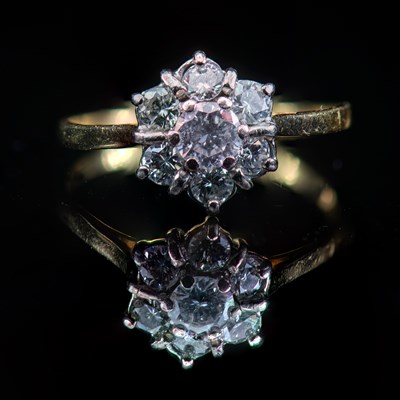 Lot 604 - AN 18 CARAT YELLOW GOLD AND DIAMOND FLOWER HEAD CLUSTER RING