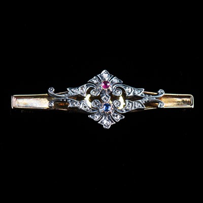 Lot 640 - AN EDWARDIAN STYLE YELLOW GOLD DIAMOND, RUBY AND SAPPHIRE BAR BROOCH