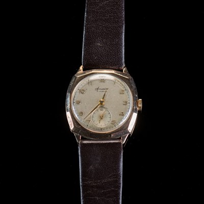 Lot 589 - A 9CT GOLD ACCURIST STRAP WATCH