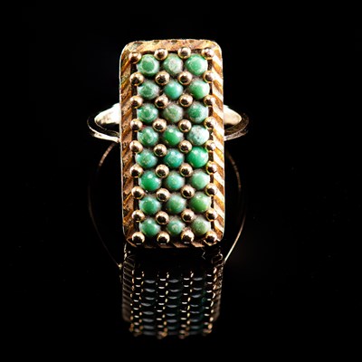 Lot 606 - A 9 CARAT YELLOW GOLD AND TURQUOISE DRESS RING