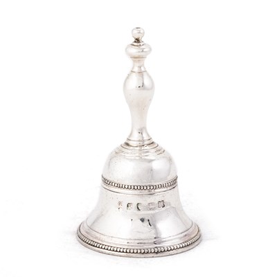 Lot 482 - A GEORGE III CAST SILVER TABLE BELL