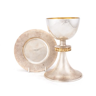 Lot 306 - CHRISTOPHER NIGEL LAWRENCE: AN ELIZABETH II SILVER AND SILVER-GILT CHALICE AND PATEN