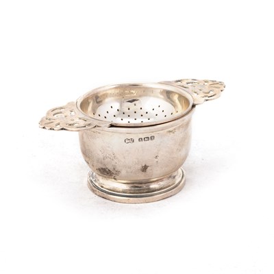 Lot 371 - A GEORGE VI SILVER TEA STRAINER ON STAND