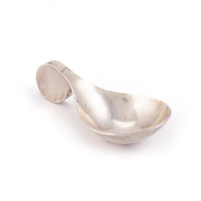 Lot 307 - ALEX STYLES FOR GARRARD: A SILVER CADDY SPOON