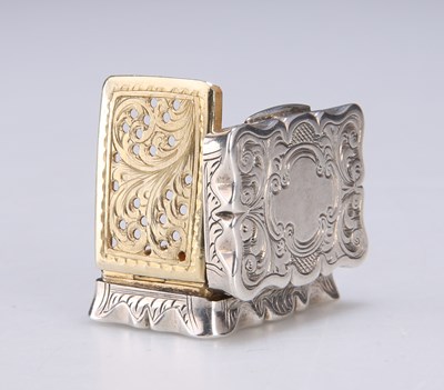 Lot 434 - A VICTORIAN SILVER VINAIGRETTE