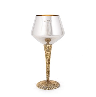 Lot 303 - STUART DEVLIN: AN ELIZABETH II SILVER GOBLET