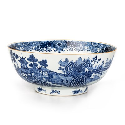 Lot 106 - AN 18TH CENTURY CHINESE BLUE AND WHITE BOWL