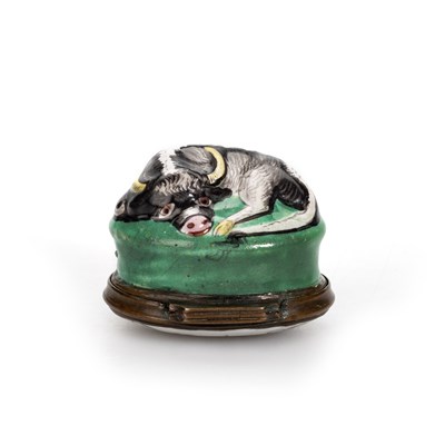 Lot 526 - A SOUTH STAFFORDSHIRE ENAMEL COW BONBONNIÈRE, CIRCA 1770