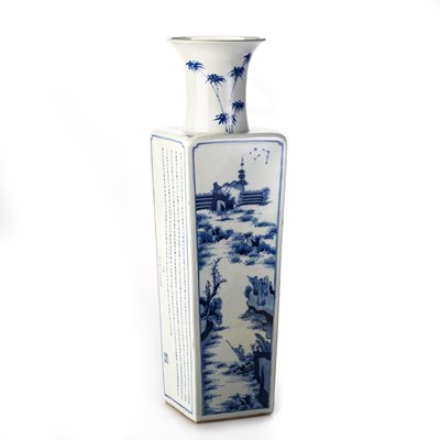 Lot 125 - A CHINESE BLUE AND WHITE 'RED CLIFF' VASE