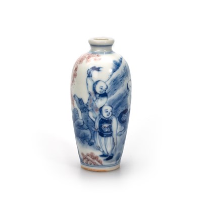 Lot 143 - A CHINESE BLUE AND WHITE SNUFF BOTTLE