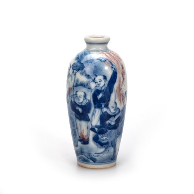 Lot 143 - A CHINESE BLUE AND WHITE SNUFF BOTTLE