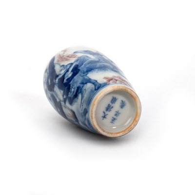 Lot 143 - A CHINESE BLUE AND WHITE SNUFF BOTTLE