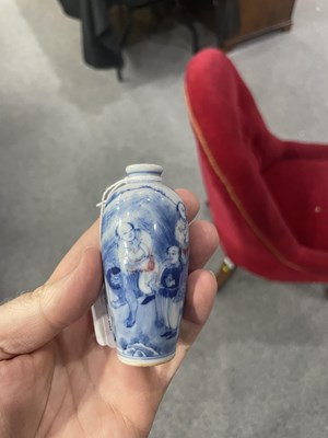 Lot 143 - A CHINESE BLUE AND WHITE SNUFF BOTTLE