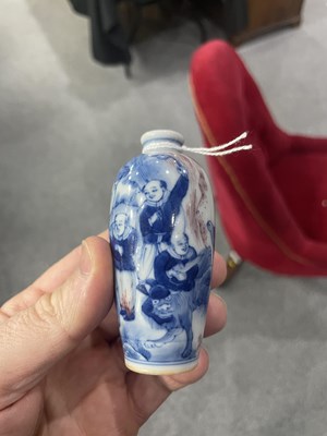 Lot 143 - A CHINESE BLUE AND WHITE SNUFF BOTTLE