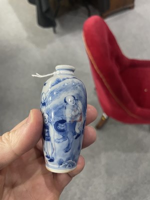 Lot 143 - A CHINESE BLUE AND WHITE SNUFF BOTTLE