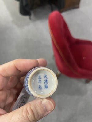 Lot 143 - A CHINESE BLUE AND WHITE SNUFF BOTTLE