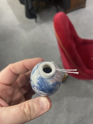 Lot 143 - A CHINESE BLUE AND WHITE SNUFF BOTTLE