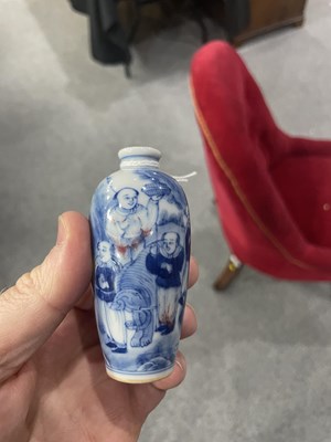 Lot 143 - A CHINESE BLUE AND WHITE SNUFF BOTTLE