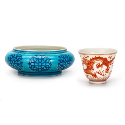 Lot 145 - A CHINESE IRON-RED DECORATED 'DRAGON' CUP AND A BLUE-GLAZED BRUSH WASHER