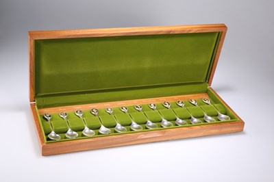 Lot 344 - A SET OF TWELVE ELIZABETH II SILVER THE ROYAL HORTICULTURAL SOCIETY FLOWER SPOONS